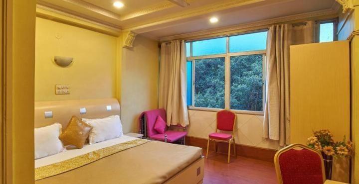 Hotel Tushar Pune Esterno foto