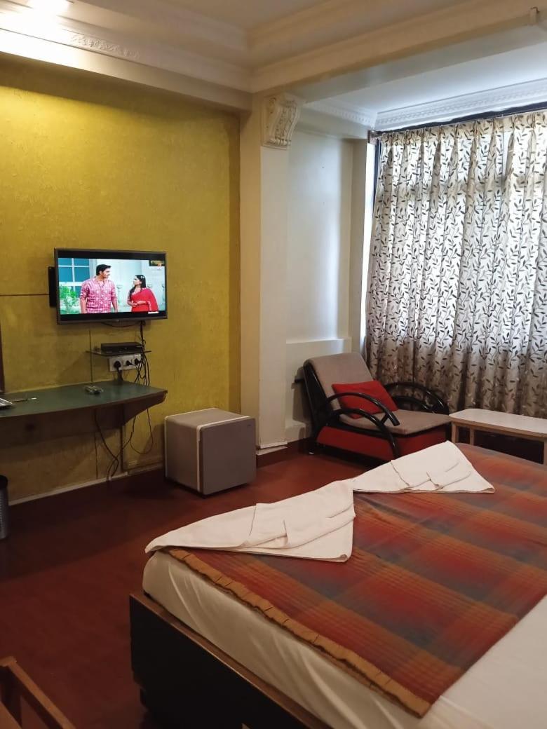 Hotel Tushar Pune Esterno foto